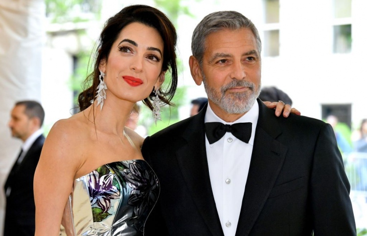 ދަރިންގެ ފޮޓޯ ނޫސްތަކުގައި ނުޖަހަން ކްލޫނީ އެދިއްޖެ