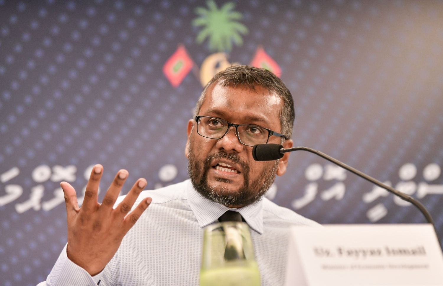 އިކޮނޮމިކް މިނިސްޓާ ފައްޔާޒް އިސްމާއިލް ޕްރެސް ކޮންފަރެންސްގައި ވާހަކަދައްކަވަނީ. އޭނާ އެދިވަޑައިގަތީ މިނިމަމް ވޭޖާ މެދު ހިތްހަމަނުޖެހުންތައް ހުރި ނަމަ ވޯޓުން އެކަން ދެއްކުމަށް. --ފޮޓޯ:ފަޔާޒް މޫސާ/މިހާރު