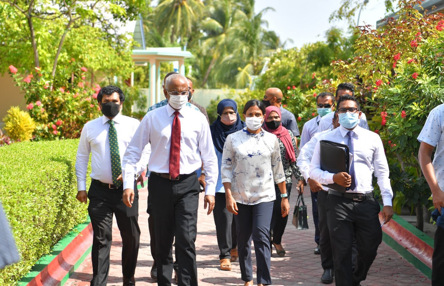 ރައީސް އޮފީހުގެ ޕޮލިސީ ސެކްރެޓަރީ ހަމްދާން(ކ) ރައީސް އާއެކު: މިނިމަމް ވޭޖުގެ ވައުދު ސަރުކާރުން ފުއްދީ ގިނަ ބަޔަކާ މަޝްވަރާ ކުރުމަށްފަހު ކަމަށް ހަމްދާން ވިދާޅުވި.-- ފޮޓޯ: ރައީސް އޮފީސް