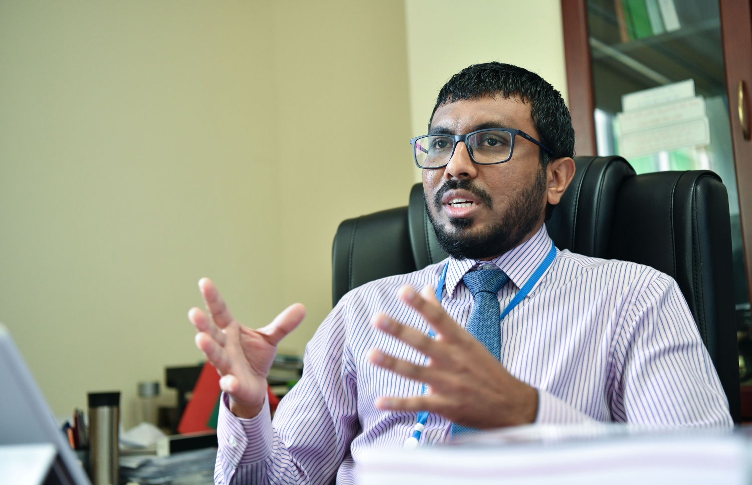 ސަރުވަޝް "މިހާރު" އަށް އިންޓަވިއު ދެއްވަނީ: ބަޖެޓު އެކުލަވާލުމުގެ މަސައްކަތްތައް ކުރަނީ އެކި މަރުހަލާތަކަށް ބަހާލައިގެން-- ފޮޓޯ: ނިޝާން އަލީ/ މިހާރު