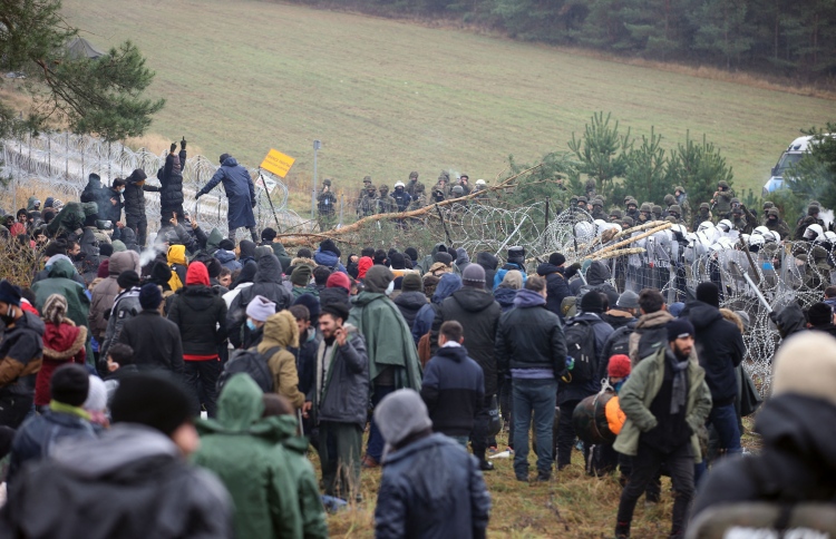 ބެލަރޫސްގެ ރެފިއުޖީން ޕޮލެންޑް ބޯޑަރަށް ތޮއްޖެހެނީ