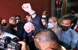 Former Panamanian president (2009-2014) Ricardo Martinelli raises his clenched fist as he arrives at the headquarters of the Accusatory Penal System in Panama City, on November 9 2021. - The Special Prosecutor's Office against Organized Crime is trying Martinelli for illegal wiretapping on politicians, union leaders and journalists during his presidential tenure. The former president was already declared "not guilty" in this same case in 2019, but an appeals court overturned the sentence and ordered the trial to be repeated. -- Photo: Luis Acosta / AFP
