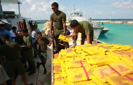 އ. އަތޮޅުގެ ފަޅަކަށް ފައްތާފައި ހުއްޓާ އޭޕްރީލް 22، 2006 ގައި ފެނުނު 1.5 ޓަނުގެ ކެނަބިސް ސިފައިން އުޅަނދަކަށް ބަރުކުރަނީ. މިއީ ރާއްޖޭން މިހާތަނަށް އެއްފަހަރާ ފެނުނު އެންމެ ގިނަ ޑްރަގްސް. -- ފޮޓޯ: ހަވީރު