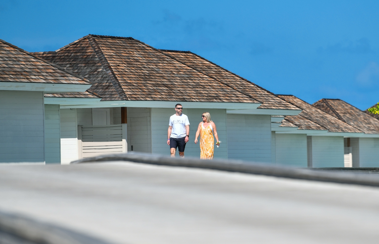 ރާއްޖޭހެ ރިސޯޓަކަށް އައި ޓޫރިސްޓުންތަކެއް. ޓެކްސް ދެއްކުމުގައި ވީ އެންމެ ކުޑަ އަދަދުތަކެއް ދެއްކުމަށް ބައެއް ރިސޯޓުތަކުން މަސައްކަތް ކުރޭ-- ފޮޓޯ: މިހާރު