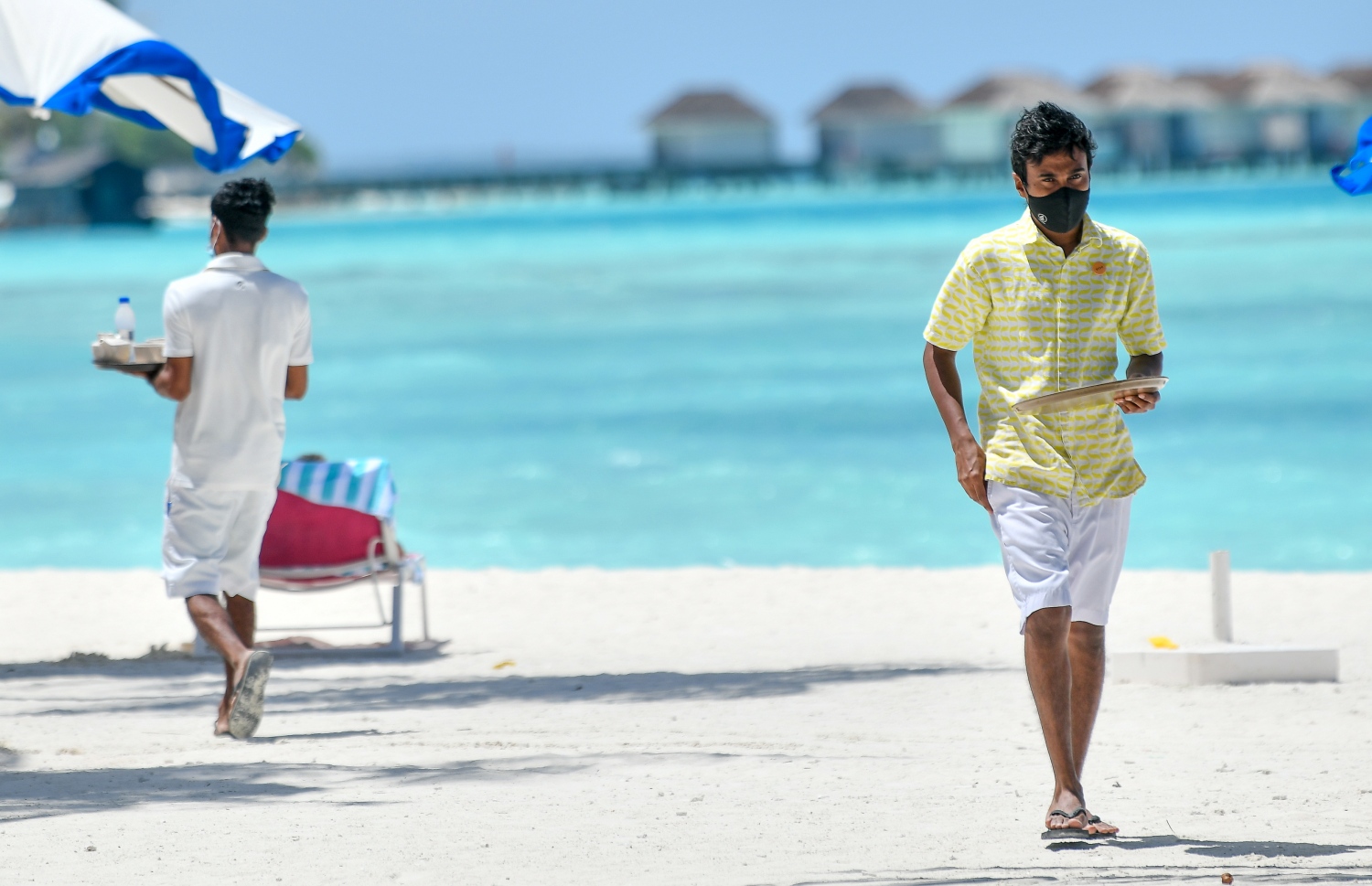 ޓޫރިސްޓް ރިސޯޓެއްގައި މުވައްޒަފުންތަކެއް: ގިނަ ރިސޯޓުތަކުން މިނިމަމް ވޭޖާ އެއްގޮތަށް މުވައްޒަފުންގެ މުސާރައަށް ބަދަލު ގެނެސްފައިވޭ-- ފައިލް ފޮޓޯ: ފަޔާޒް މޫސާ/ މިހާރު