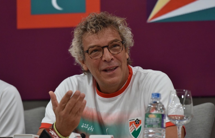 ލަންކާ ދަނޑުގައި ރަނގަޅުވާނީ އުދުހިފައި އުޅުން: ކޯޗު