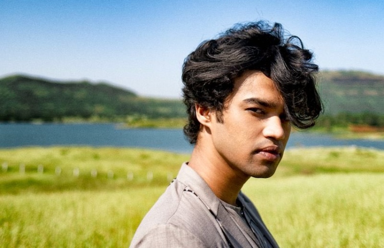 ބާބިލްއާ އެކު ވައިއާރްއެފްގެ "ދަ ރެއިލްވޭމެން"