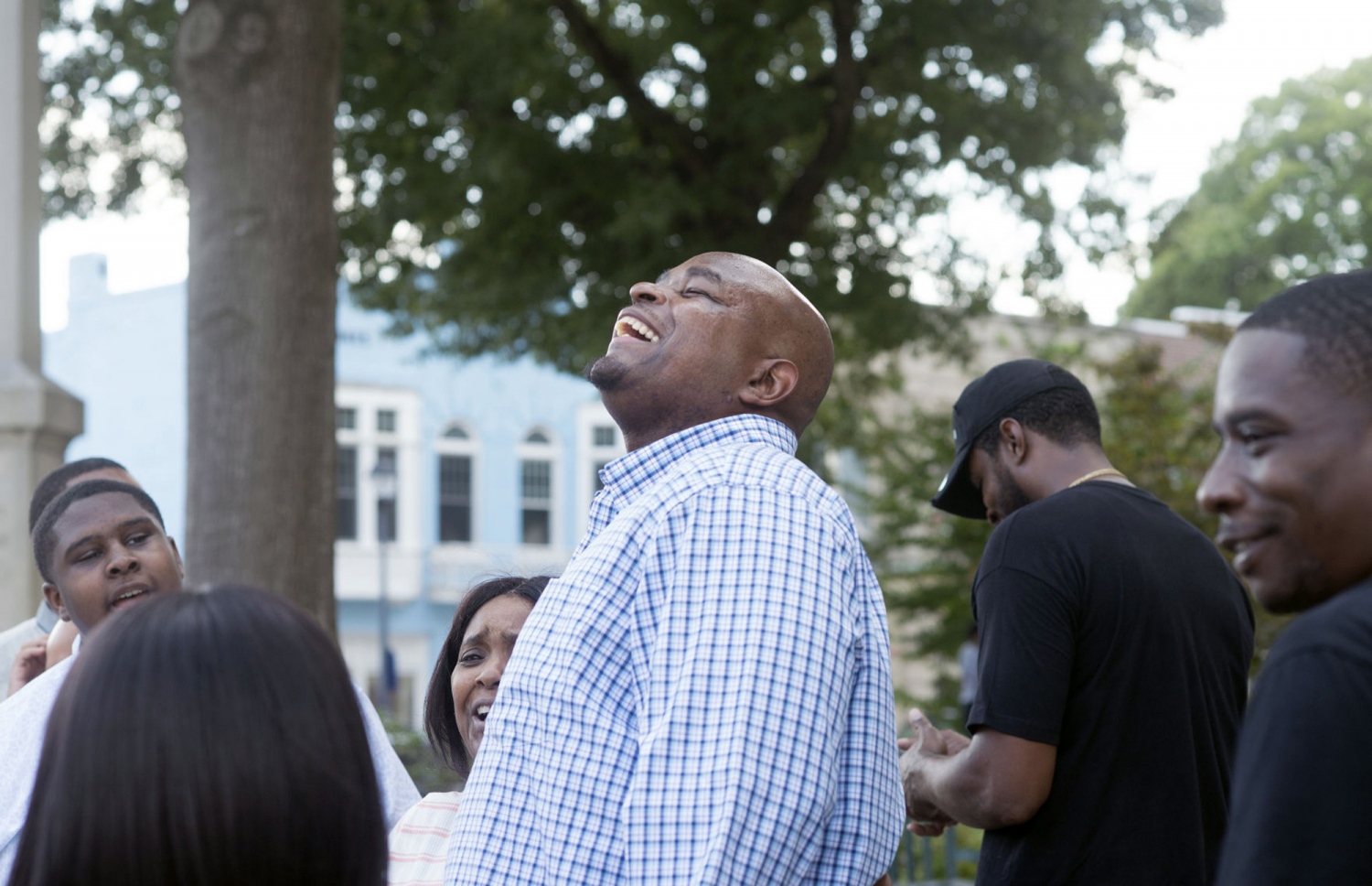 ޝާޕް އެއްކޮށް މިނިވަންވުމުން އާއިލާގެ ބަޔަކާ އެކު އުފާ ފާޅުކުރަނީ.