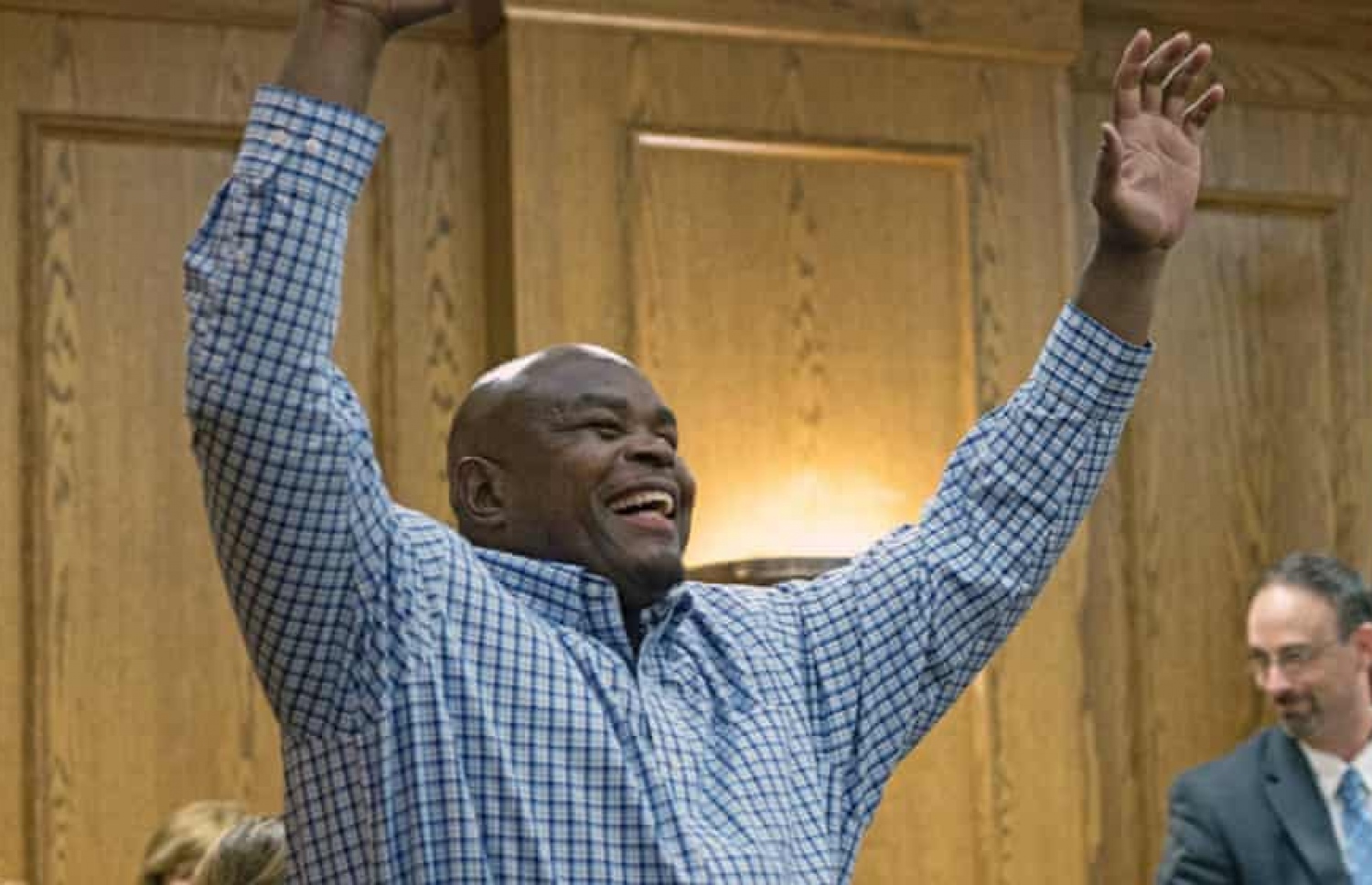 ޝާޕް ކޯޓްގައި އުފާ ފާޅުކުރަނީ.