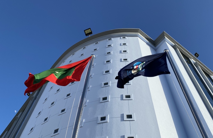 ބްލެކްމެއިލްކޮށް 2000 ޑޮލަރު ފޭރުނު ބަޔަކު ހައްޔަރު