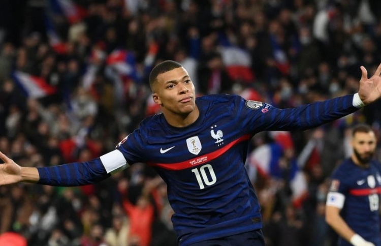 އެމްބާޕޭގެ ފުރަތަމަ ހެޓްރިކުން ފްރާންސް ވޯލްޑް ކަޕަށް