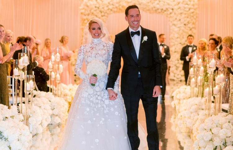 ހިލްޓަންގެ ކައިވެނީގައި ހަތަރު ވެޑިން ޑްރެސް