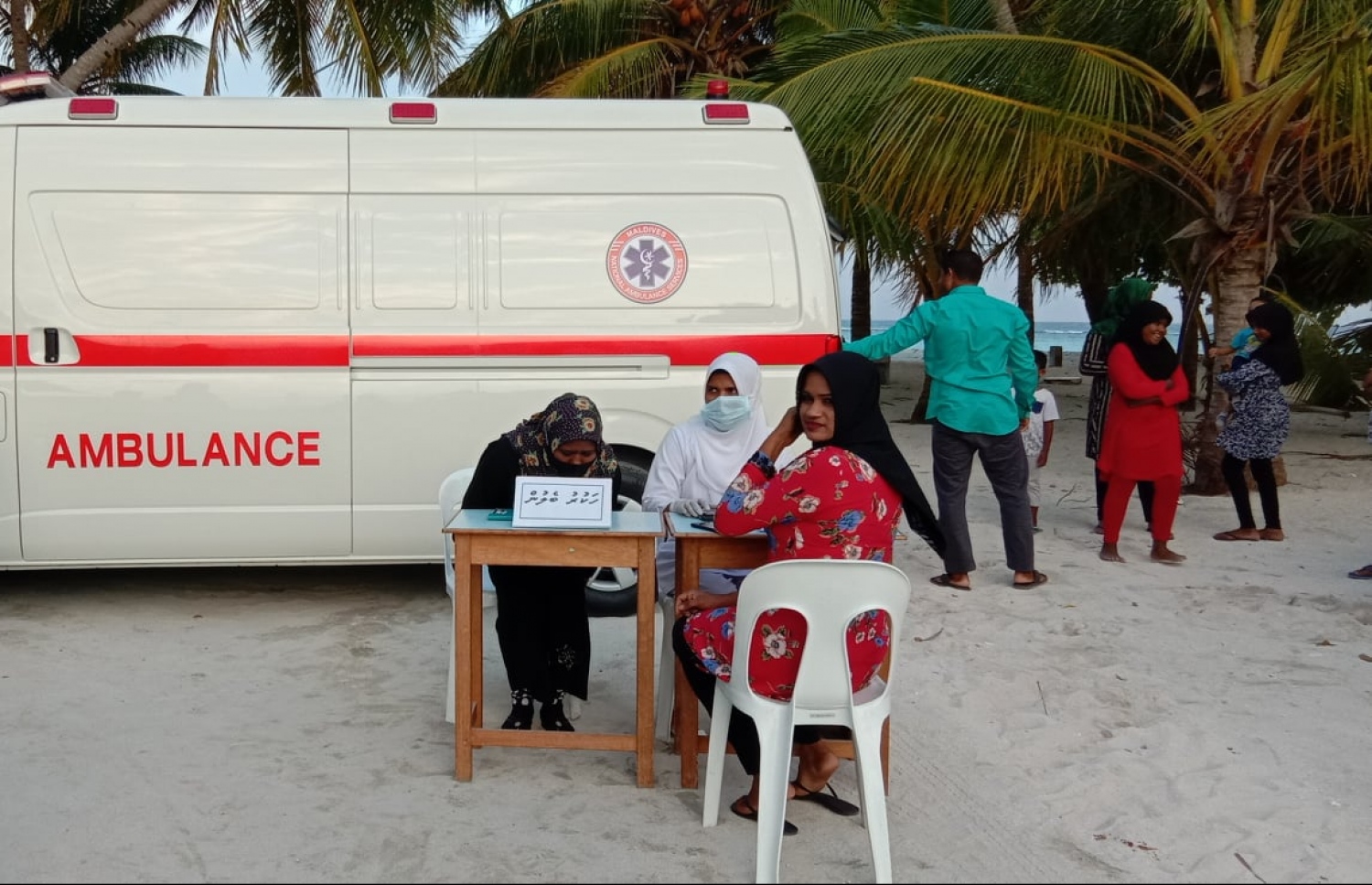 މަކުނުދޫގައި ހަކުރު ބައްޔަށް މިއަދު ޓެސްޓުކުރަނީ.- ފޮޓޯ: މަކުނުދޫ ހެލްތު ސެންޓަރު