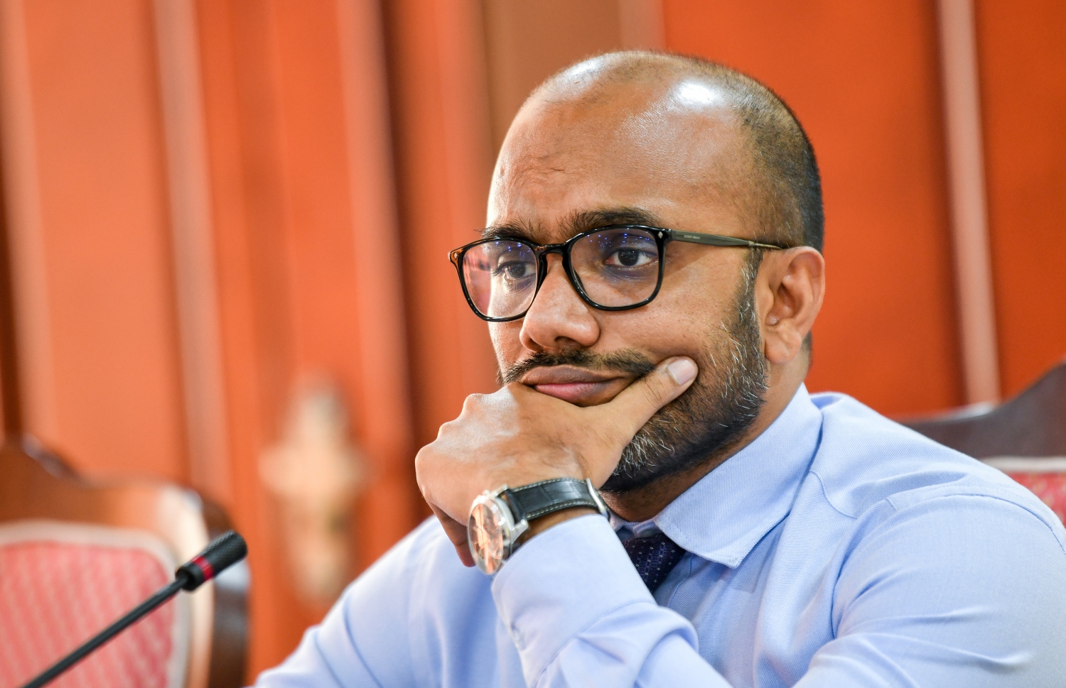 ފިނޭންސް މިނިސްޓަރު އިބްރާހިމް އަމީރު މީގެ ކުރިން މަޖިލީހުގެ ކޮމިޓީއަކަށް މައުލޫމާތު ދެއްވަނީ. --ފައިލް ފޮޓޯ: މަޖިލީހުގެ އިދާރާ