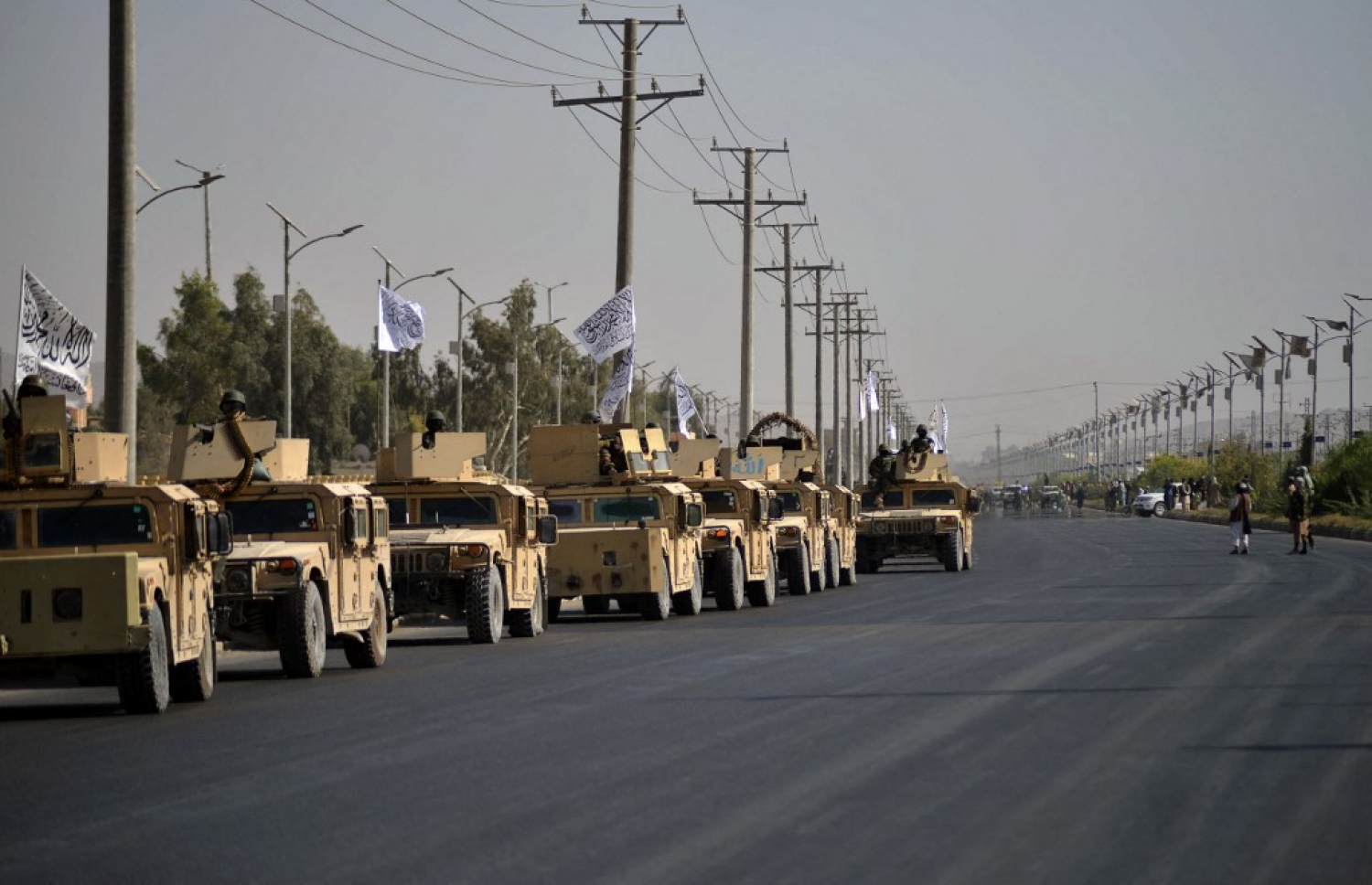 ތާލިބާނުން އިއްޔެ ބޭއްވި އަސްކަރީ ދައްކާލުމުގައި، އަސްކަރީ އުޅަނދުތަކެއް ދުއްވާފައި ދަނީ. --އޭއެފްޕީ