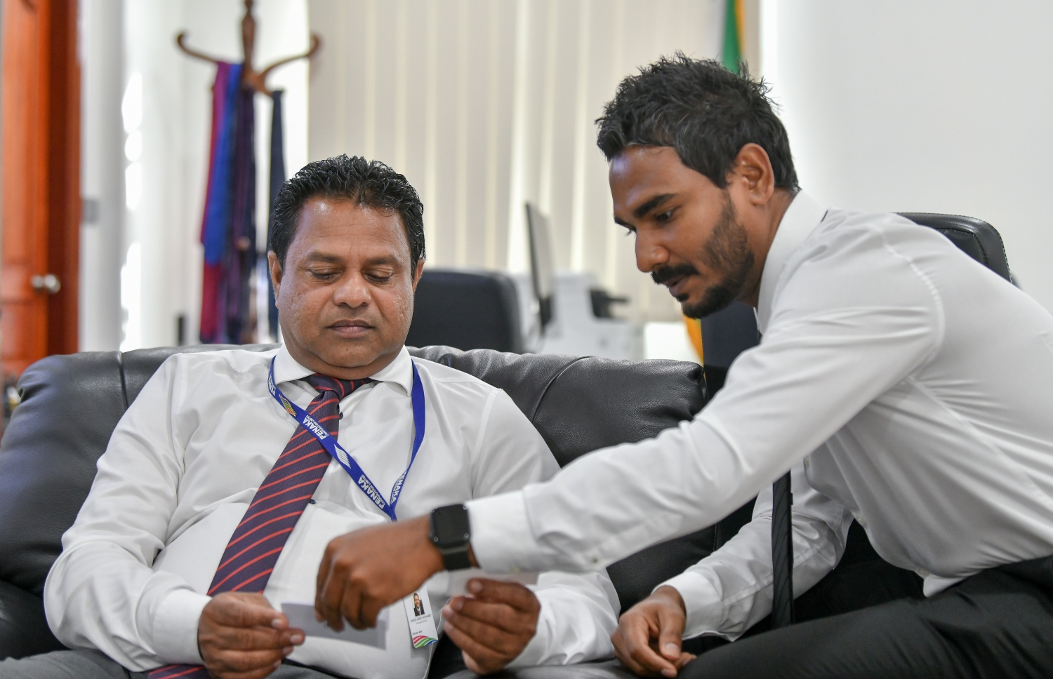 ފެނަކައިގެ އެމްޑީ ސައީދު، އެ ކުންފުނީގެ އޮފީހުގައި މުވައްޒަފަކާއެކު.---ފޮޓޯ: ނިޝާން އަލީ/ މިހާރު