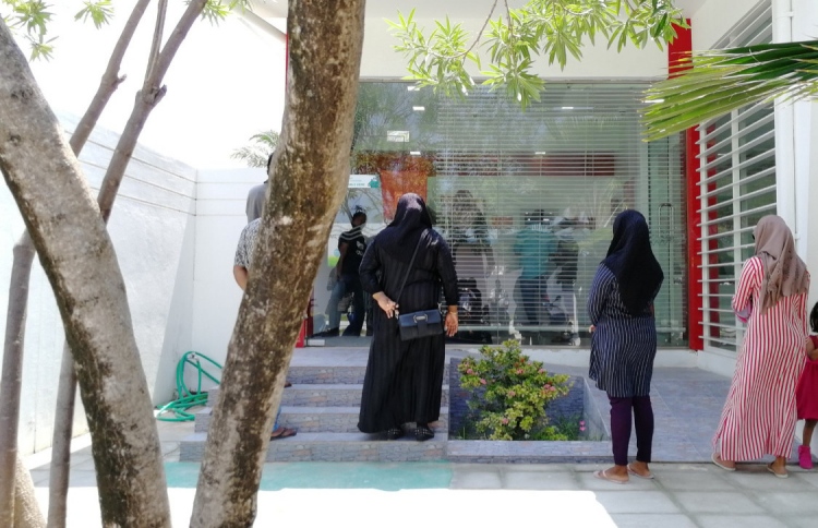 ފުވައްމުލަކުގައި ލައްކައެއްހާ ރުފިޔާ ފޭރިގެންފި