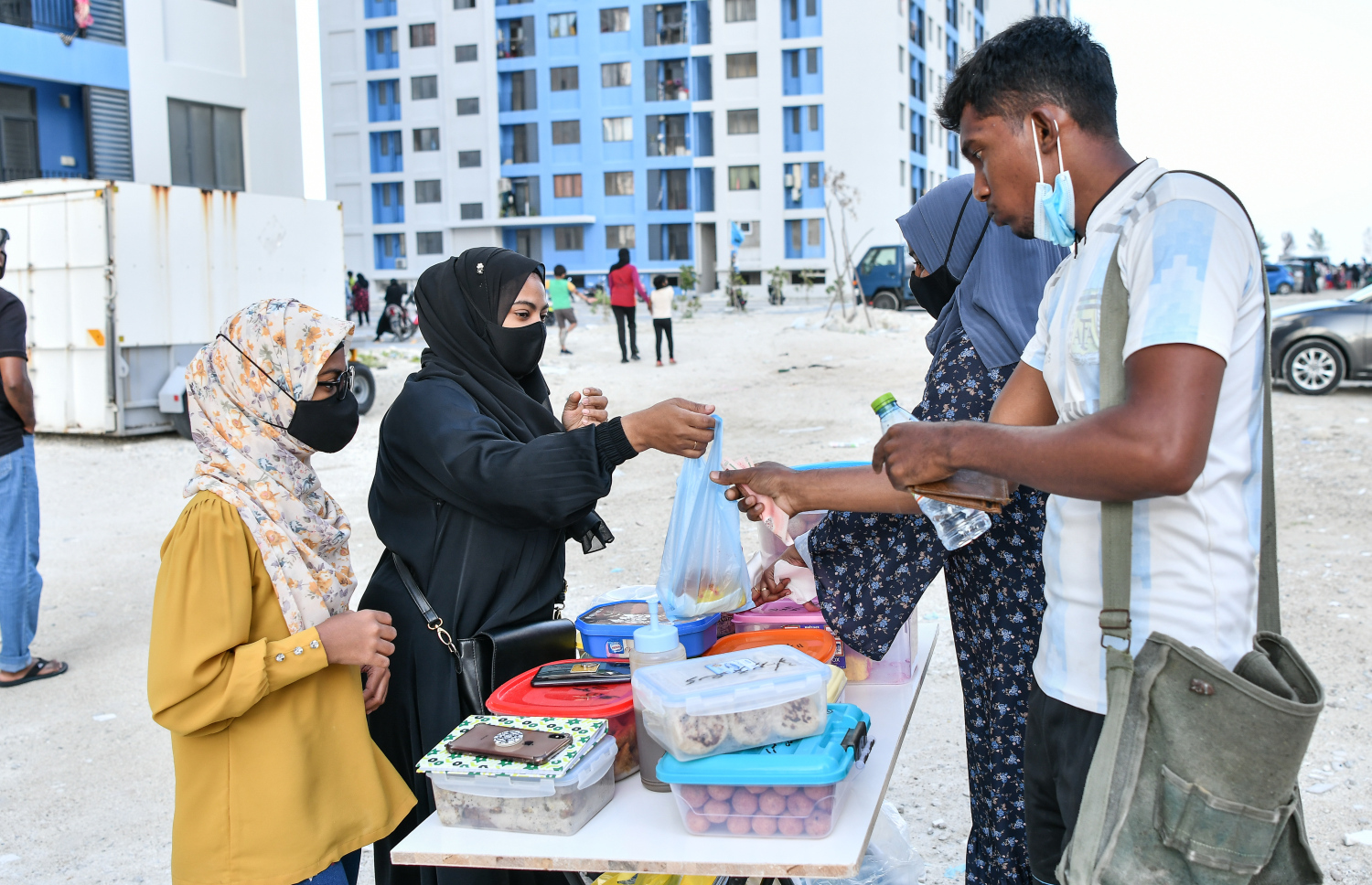 ހިޔާ ފްލެޓް ސަރަހައްދުގައި އަންހެނަކު ހެދިކާ ވިއްކަނީ -- ފޮޓޯ: ފަޔާޒު މޫސާ | މިހާރު