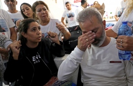 Israeli couple Mordi and Natalie Oknin, who were held in Turkey for a week on suspicion of espionage, are greeted upon their arrival home in the Israeli city of Modiin on November 18, 2021 following their release. -- Photo: Gil Cohen-Magen / AFP