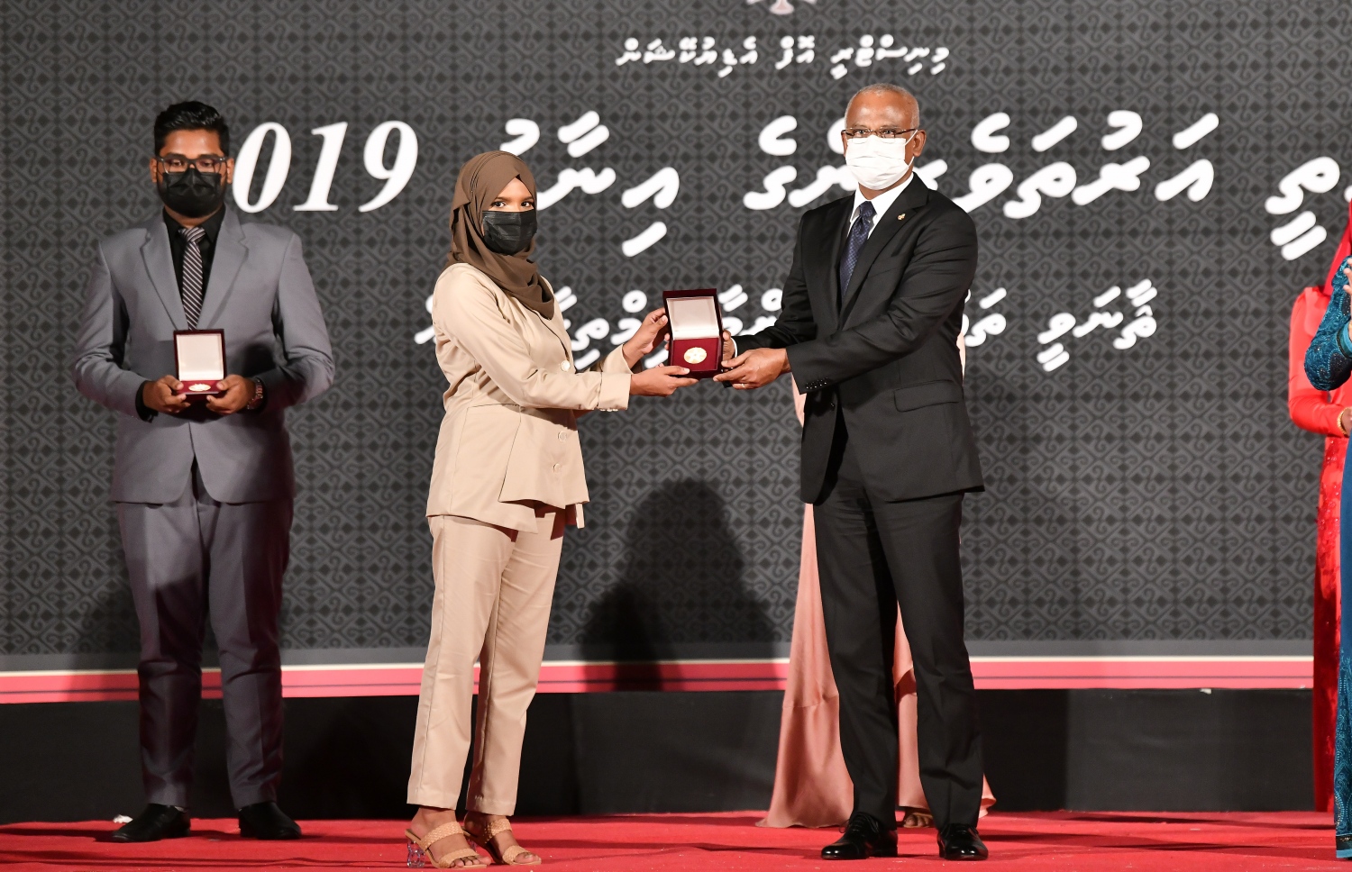 އޯ ލެވެލްގައި އެއްވަނަ ލިބުނު ދަރިވަރަކަށް ރައީސް އިބްރާހިމް މުހައްމަދު ސޯލިހު ރޭ މެޑަލް ހަވާލުކޮށްދެއްވަނީ.-- ފޮޓޯ: ނިޝާން އަލީ/ މިހާރު