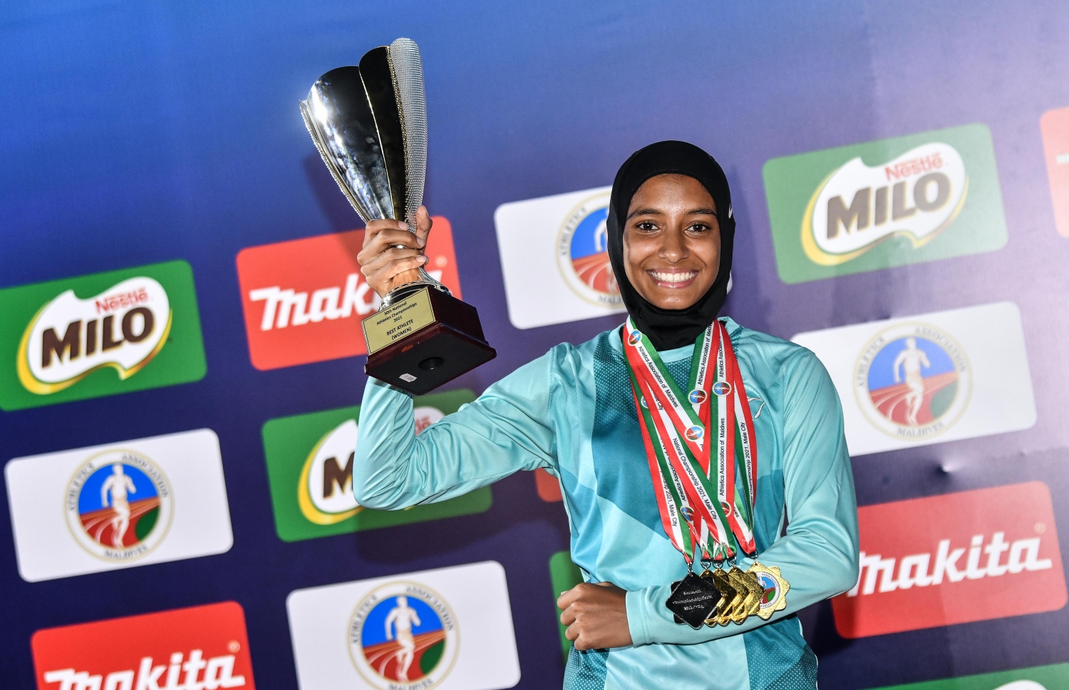 ހިމްނާ: އެންމެ މޮޅު އެތުލީޓްގެ ޓްރޮފީއާއެކު --- ފޮޓޯ: ނިޝާން އަލީ | މިހާރު