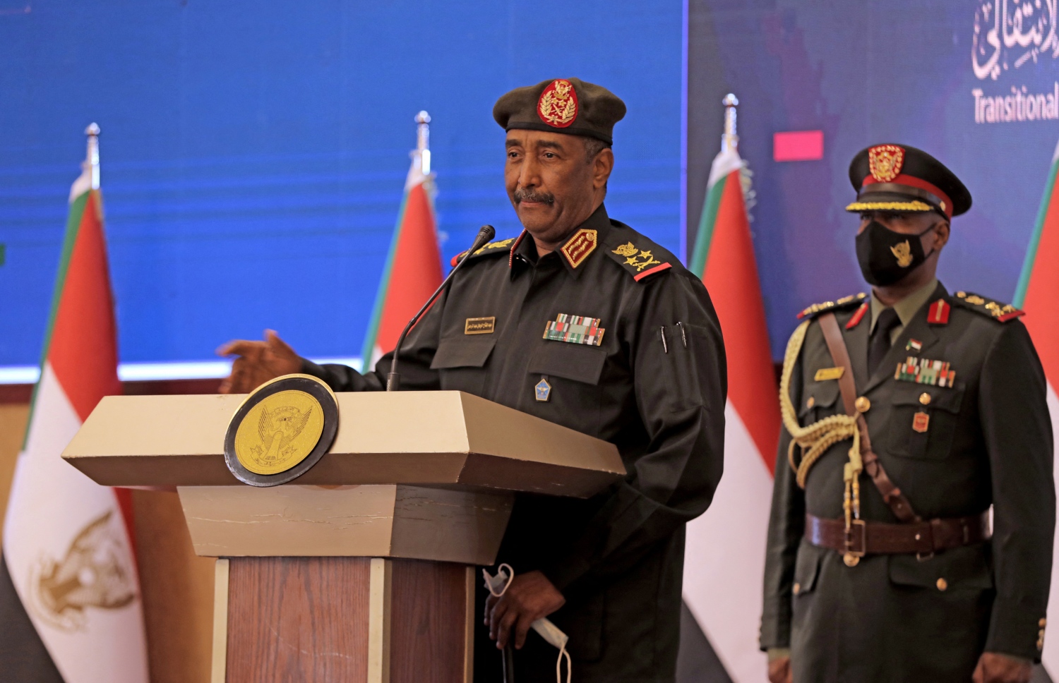 އިންތިގާލީ މަރުހަލާގެ ބޮޑުވަޒީރު އަބްުދުﷲ ހަމްދޫކު އަށް އަލުން އެ މަގާމު ދިނުމާ ބެހޭ އެއްބަސްވުމުގައި ސޮއިކުރެއްވުމަށް ފަހު، ޖެނެރަލް އަބްދުލްފައްތާހް އަލް ބުރްހާން ގައުމާ މުހާތަބު ކުރައްވަނީ. --އޭއެފްޕީ