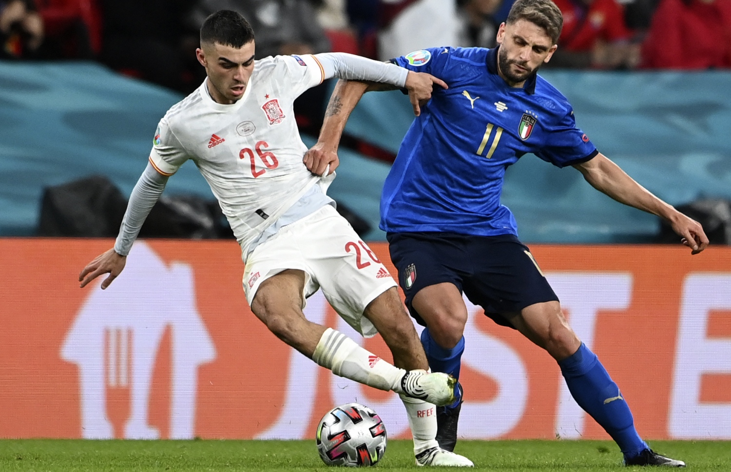 ޕެޑްރީ (26)، މިއަހަރުގެ ޔޫރޯ ފުޓުބޯޅަ މުބާރާތުގެ ސެމީ ފައިނަލުގައި އިޓަލީއާ ދެކޮޅަށް ކުޅެނީ.--