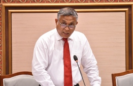 ހައުސިން މިނިސްޓަރު މުހައްމަދު އަސްލަމް މަޖިލީހުގައި ވާހަކަ ދައްކަވަނީ: ގޯތި ދޫކުރުމުގެ މަސައްކަތް ކުރިޔަށްދާ ގޮތް ވިދާޅުވި.--ފޮޓޯ: މަޖިލިސް