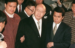 (FILES) This file photo taken on December 3, 1995 shows former South Korean President Chun Doo-Hwan (C) arrested by prosecution authorities at a relative's house in Hapchon, Korea, some 320 kms(200 miles) south of Seoul. - South Korean ex-dictator Chun Doo-hwan, who brutally crushed opponents until mass demonstrations forced him out, died on November 23, 2021, according to media reports. -- Photo: Kim Jae-Hwan/ AFP
