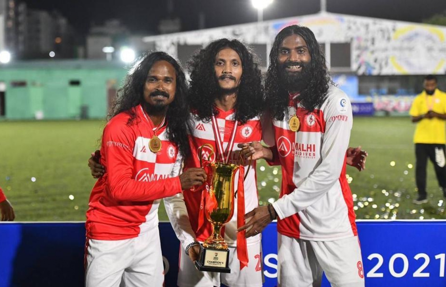 މައިސާން (މ)، އާ އެކު މިއަހަރުގެ ތިންވަނަ ޑިވިޝަނުގައި ބުރު ސްޕޯޓްސް އަށް ކުޅުނު ޔާމިން މުހައްމަދު (ޔާންޓޭ) (ވ)، އަދި އަބްދުﷲ ޝާފިއު (ޝާއްޕެ) (ކ)، މުބާރާތުގެ ތައްޓާ އެކު.-- ފޮޓޯ: ބުރު ސްޕޯޓްސް