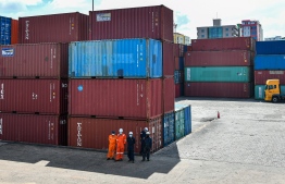 (FILE) MPL workers on November 23, 2021: Goods worth MVR 3.8 billion were imported to the Maldives last month -- Photo: Fayaz Moosa / Mihaaru