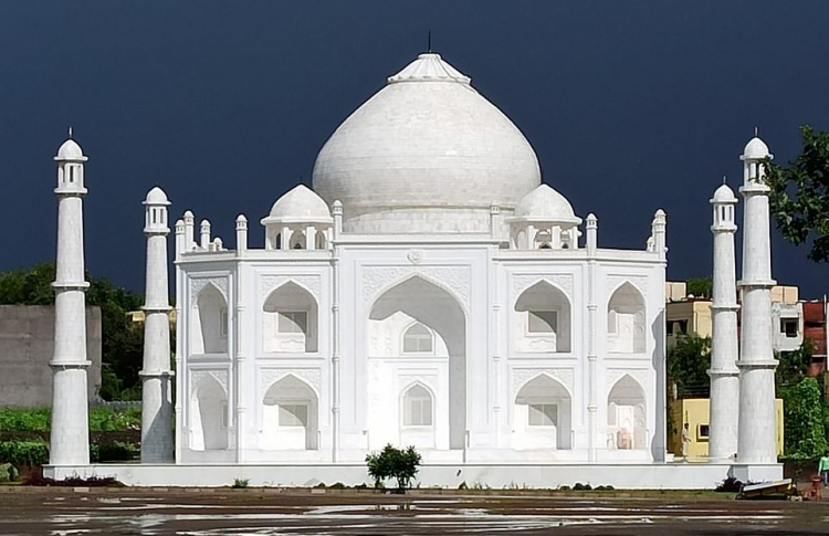 ލޯބި ވާވަރު ހާމަކޮށްދޭން "ތާޖް މަހަލް" އެއް