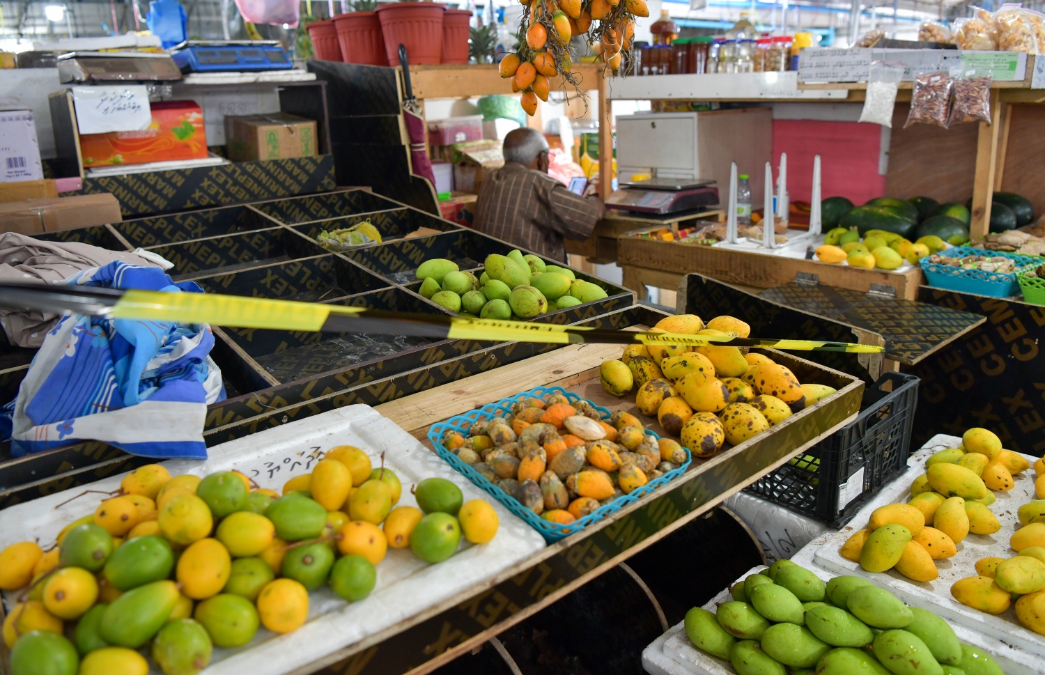 ގަވާއިދާ ހިލާފުވެގެން ބަންދު ކޮށްފައި ހުރި ގޮޅިއެއްގައި ތަކެތި ވިއްކަން ބަހައްޓާފައި: މާރުކޭޓުގައި ވަރަށް ގިނަ މައްސަލަތައް އެބަހުރި ކަމަށް ސިޓީ ކައުންސިލްގެ މުވައްޒަފަކު ބުނި-- ފޮޓޯ: ފަޔާޒު މޫސާ/މިހާރު