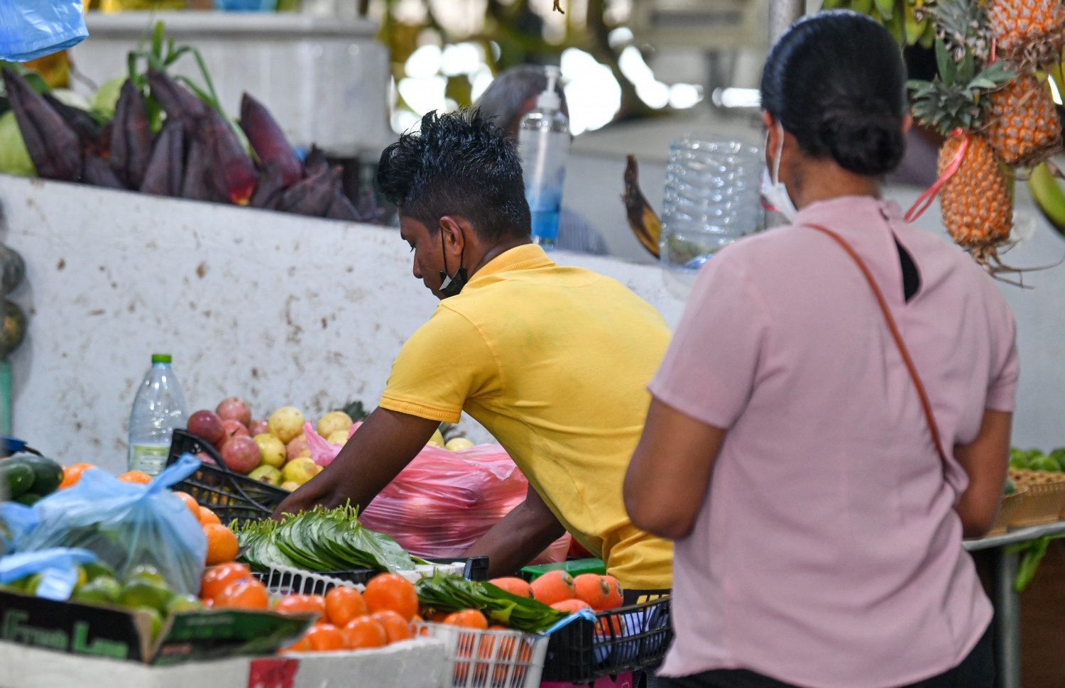 ބިދޭސީއަކު ގޮޅިއެއްގައި މަސައްކަތް ކުރަނީ: މިހާރު ބިދޭސީން ގޮޅިތައް ހިންގަނީ ގޮޅީގެ ބޭރުގައި ތިބެގެން-- ފޮޓޯ: ފަޔާޒު މޫސާ/ މިހާރު