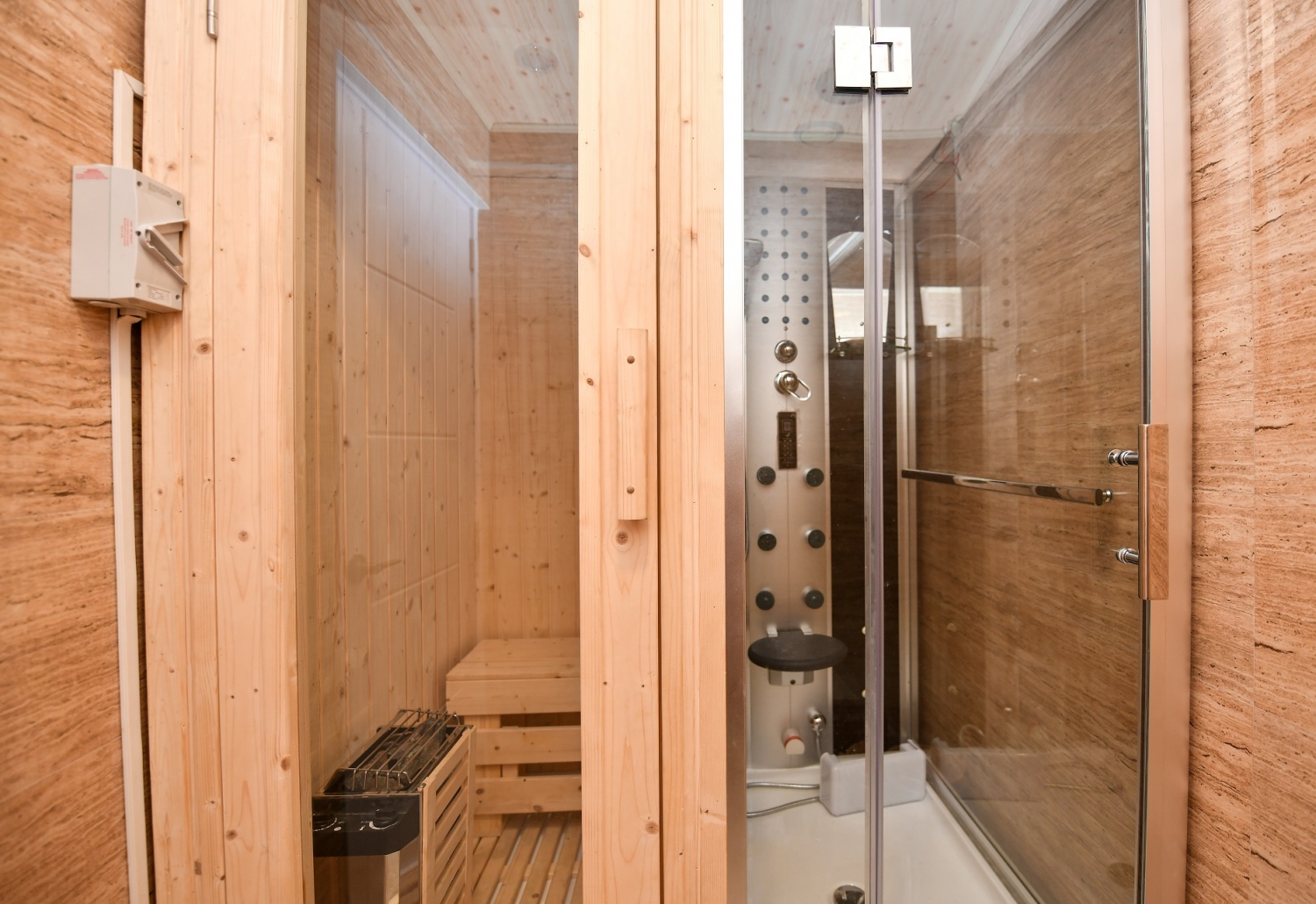 ވީރު ޖިމްގެ ތެރޭގައި ހުންނަ ސޯނާ ކޮޓަރި --- ދޯ ފޮޓޯ : ފަޔާޒް މޫސާ