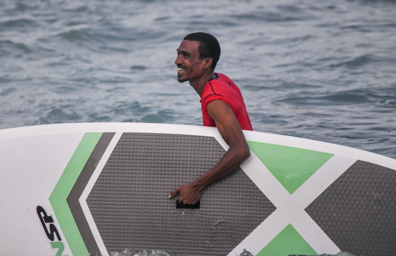 ތޮއްލަމް ކަނދު ހިފައިގެން އެއްގަމަށް އަރަނީ --- މިހާރު ފޮޓޯ: ފަޔާޒު މޫސާ