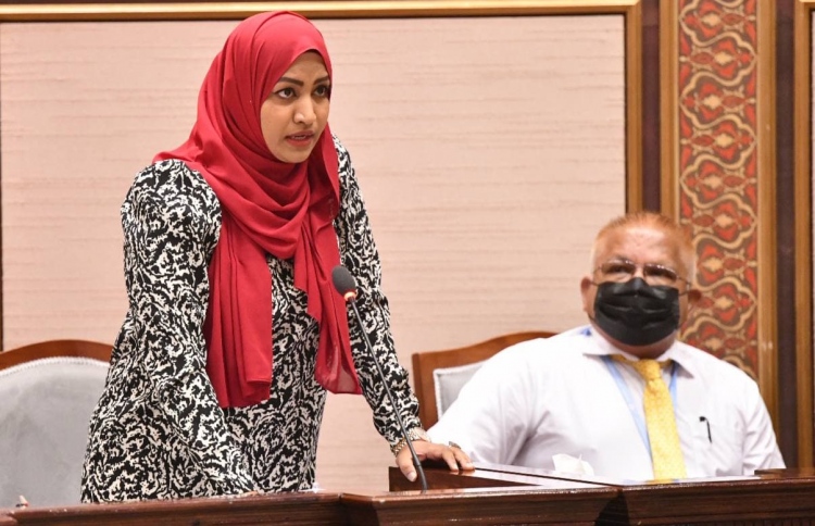 ޝަަކުވާ ސާފު ނުވެގެން މިނިސްޓަރު ރުޅިގަދަވެއްޖެ!