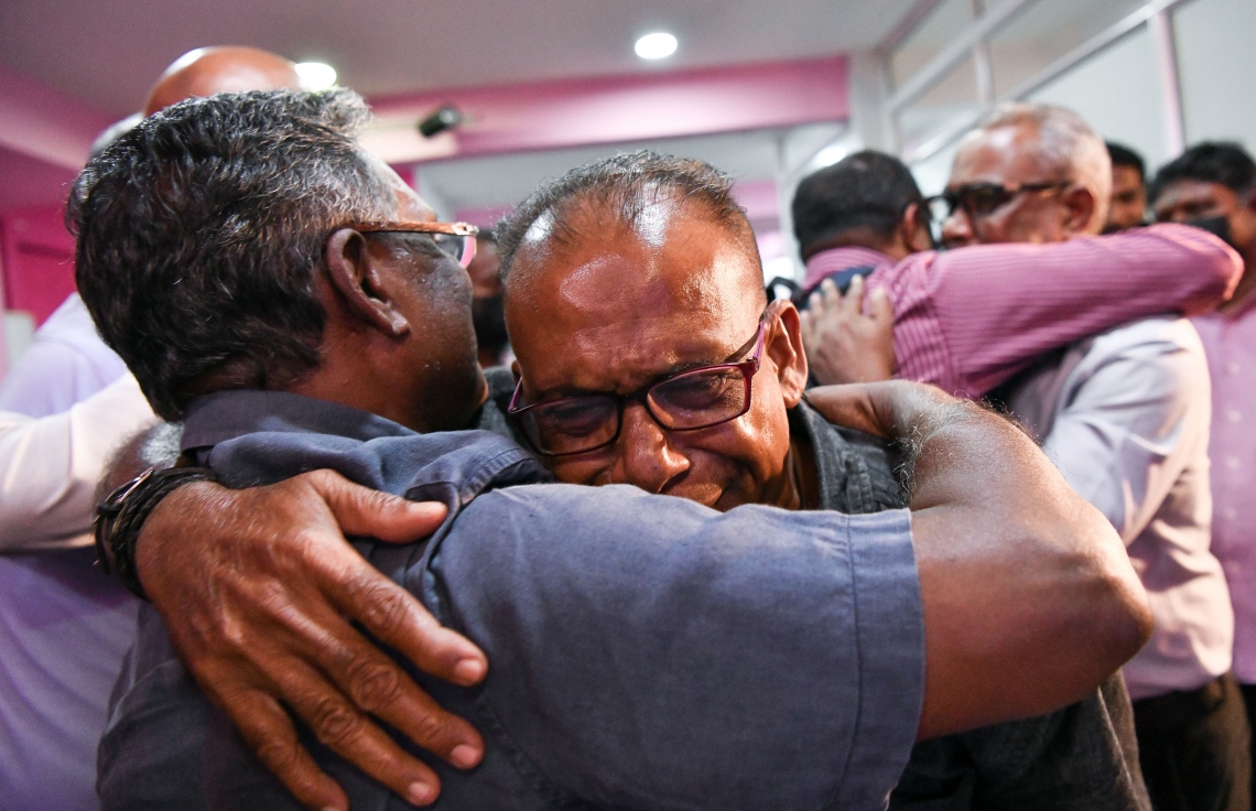 ނޮވެމްބަރު 30، 2021- ކުރީގެ ރައީސް ޔާމީނަށް ކްރިމިނަލް ކޯޓުން ކުރި ހުކުމް ސުޕްރީމް ކޯޓުން މިއަދު ބާތިލުކުރުމާއެކު، އެ މަނިކުފާނުގެ ސަޕޯޓަރުން ޕީޕީއެމްގެ އޮފީސްތެރޭގައި އުފަލުން ރޮނީ: ޔާމީނާ ހެދި މަރުދޭ ސަޕޯޓަރުން ބުނީ މިއީ މިދިޔަ ހުރިހާ ދުވަހު އެ މީހުން ކުރި ދިގު އިންތިޒާރެއްގެ ނިމުން ކަމަށް.---ފޮޓޯ: ފަޔާޒު މޫސާ/ މިހާރު