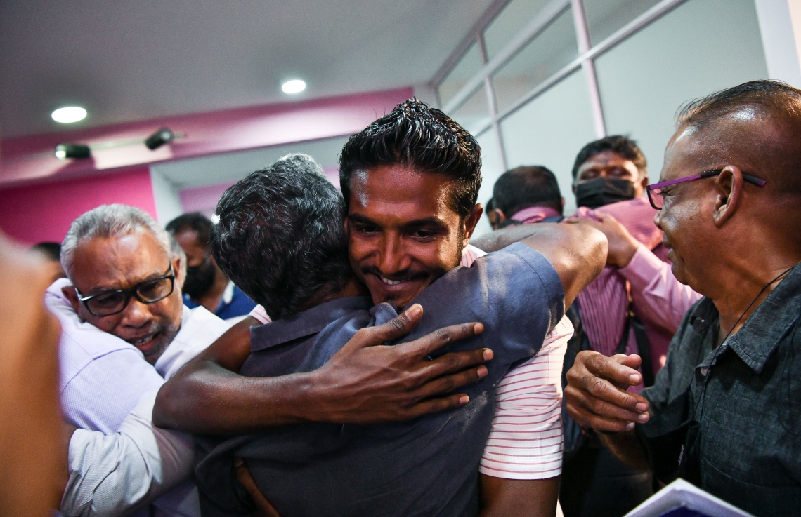 ނޮވެމްބަރު 30، 2021- ކުރީގެ ރައީސް ޔާމީނަށް ކްރިމިނަލް ކޯޓުން ކުރި ހުކުމް ސުޕްރީމް ކޯޓުން މިއަދު ބާތިލުކުރުމާއެކު، އެ މަނިކުފާނުގެ ސަޕޯޓަރުން ޕީޕީއެމްގެ އޮފީސްތެރޭގައި އުފާފާޅުކޮށް އެއް ބަޔަކު އަނެއް ބަޔަކަށް ބައްދާލައި މަރުހަބާ ކިޔަނީ: ޔާމީނާ ހެދި މަރުދޭ ސަޕޯޓަރުން ބުނީ މިއީ މިދިޔަ ހުރިހާ ދުވަހު އެ މީހުން ކުރި ދިގު އިންތިޒާރެއްގެ ނިމުން ކަމަށް.---ފޮޓޯ: ފަޔާޒު މޫސާ/ މިހާރު