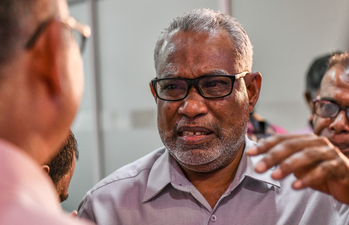 ނޮވެމްބަރު 30، 2021- ކުރީގެ ރައީސް ޔާމީނަށް ކްރިމިނަލް ކޯޓުން ކުރި ހުކުމް ސުޕްރީމް ކޯޓުން މިއަދު ބާތިލުކުރުމާއެކު، ޕީޕީއެމް/ޕީއެންސީ ހިންގުމާ ވަގުތީ ގޮތުން ހަވާލުވެ ހުންނެވި އަބްދުއްރަހީމް އުފަލުން ރޮނީ: ޔާމީންގެ ކާމިޔާބީއާއެކު މިއަދު އެންމެ ބޮޑަށް އުފާ ކުރެއްވި އެއް ބޭފުޅަކީ ފޮނަދޫ ދާއިރާގެ ކުރީގެ މެމްބަރު އަބްދުއްރަހީމް.---ފޮޓޯ: ފަޔާޒު މޫސާ/ މިހާރު