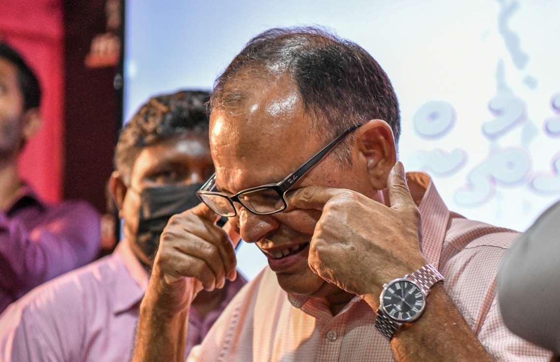 ނޮވެމްބަރު 30، 2021- ކުރީގެ ރައީސް ޔާމީނަށް ކްރިމިނަލް ކޯޓުން ކުރި ހުކުމް ސުޕްރީމް ކޯޓުން މިއަދު ބާތިލުކުރުމާއެކު، މަޑުއްވަރި ދާއިރާގެ މެމްބަރު އާދަމް ޝަރީފް އުފަލުން ރޮނީ.---ފޮޓޯ: ފަޔާޒު މޫސާ/ މިހާރު