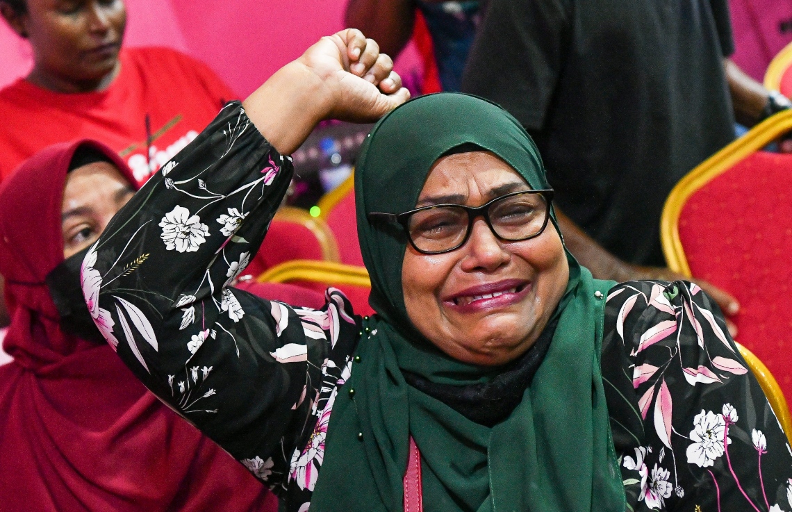 ނޮވެމްބަރު 30، 2021- ކުރީގެ ރައީސް ޔާމީނަށް ކްރިމިނަލް ކޯޓުން ކުރި ހުކުމް ސުޕްރީމް ކޯޓުން މިއަދު ބާތިލުކުރުމާއެކު، އެ މަނިކުފާނުގެ ސަޕޯޓަރަކު ޕީޕީއެމްގެ އޮފީސްތެރޭގައި އުފަލުން ރޮނީ: ޔާމީނާ ހެދި މަރުދޭ ސަޕޯޓަރުން ބުނީ މިއީ މިދިޔަ ހުރިހާ ދުވަހު އެ މީހުން ކުރި ދިގު އިންތިޒާރެއްގެ ނިމުން ކަމަށް.---ފޮޓޯ: ފަޔާޒު މޫސާ/ މިހާރު