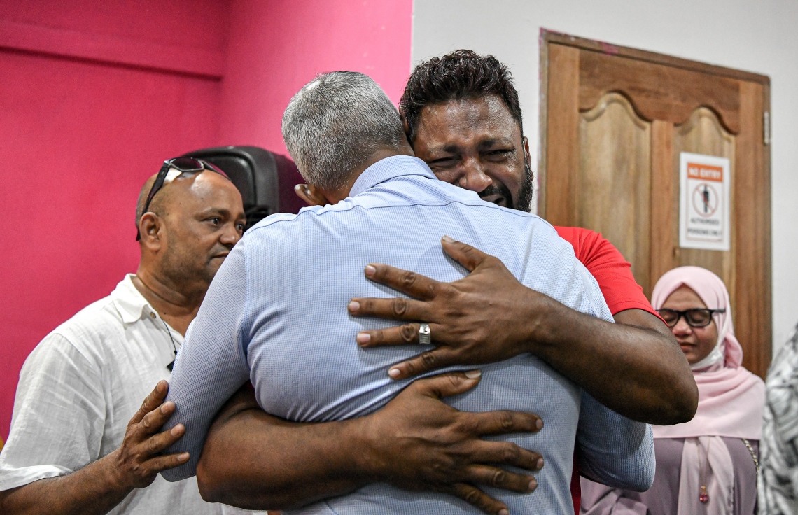 ނޮވެމްބަރު 30، 2021- ކުރީގެ ރައީސް ޔާމީނަށް ކްރިމިނަލް ކޯޓުން ކުރި ހުކުމް ސުޕްރީމް ކޯޓުން މިއަދު ބާތިލުކުރުމާއެކު، އެ މަނިކުފާނުގެ ސަޕޯޓަރުން ޕީޕީއެމްގެ އޮފީސްތެރޭގައި އުފާފާޅުކޮށް އެއް ބަޔަކު އަނެއް ބަޔަކަށް ބައްދާލައި މަރުހަބާ ކިޔަނީ: ޔާމީނާ ހެދި މަރުދޭ ސަޕޯޓަރުން ބުނީ މިއީ މިދިޔަ ހުރިހާ ދުވަހު އެ މީހުން ކުރި ދިގު އިންތިޒާރެއްގެ ނިމުން ކަމަށް.---ފޮޓޯ: ފަޔާޒު މޫސާ/ މިހާރު