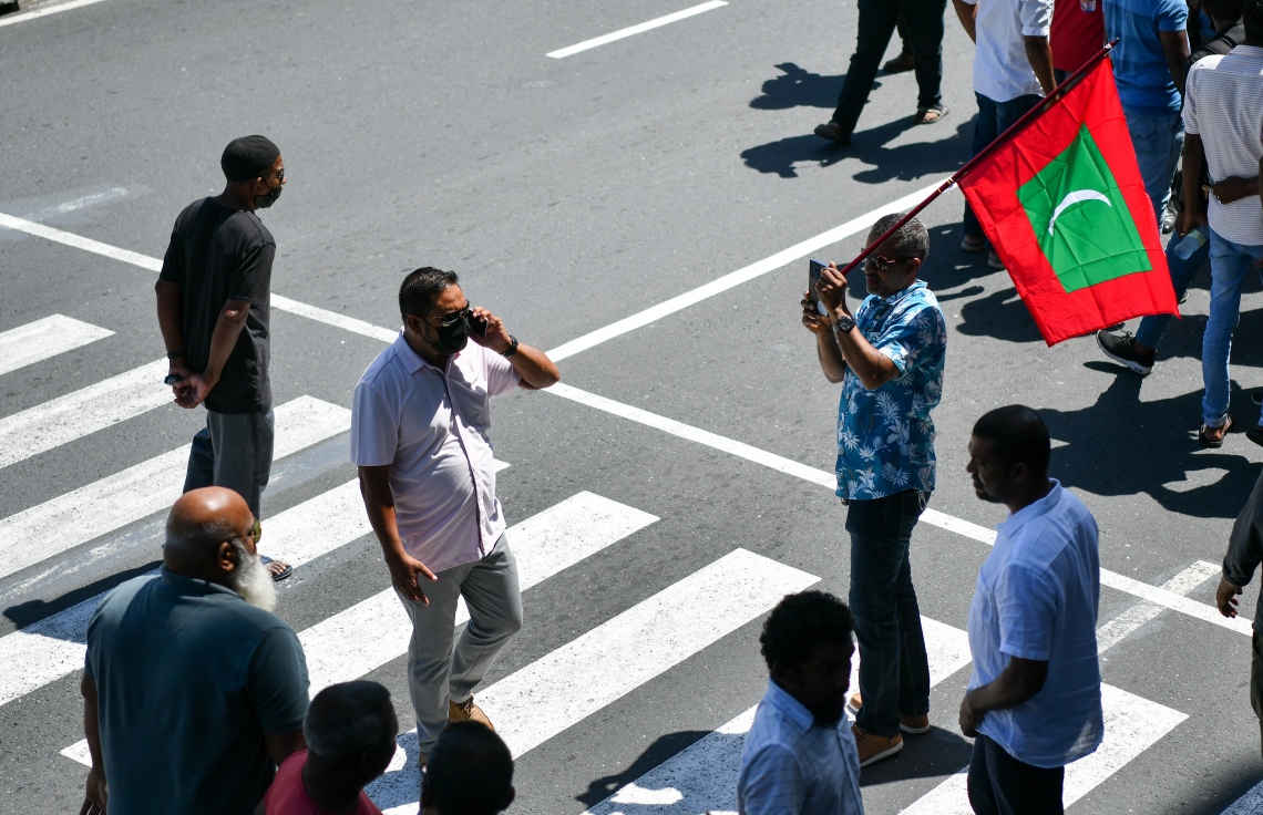 ނޮވެމްބަރު 30، 2021- ކުރީގެ ރައީސް ޔާމީނަށް ކްރިމިނަލް ކޯޓުން ކުރި ހުކުމް ސުޕްރީމް ކޯޓުން މިއަދު ބާތިލުކުރުމާއެކު، އެ މަނިކުފާނުގެ ސަޕޯޓަރުން ޕީޕީއެމްގެ އޮފީސް ކައިރިއަށް ޖަމާވެ، އެކަން ފާހަގަކުރަނީ.---ފޮޓޯ: ފަޔާޒު މޫސާ/ މިހާރު