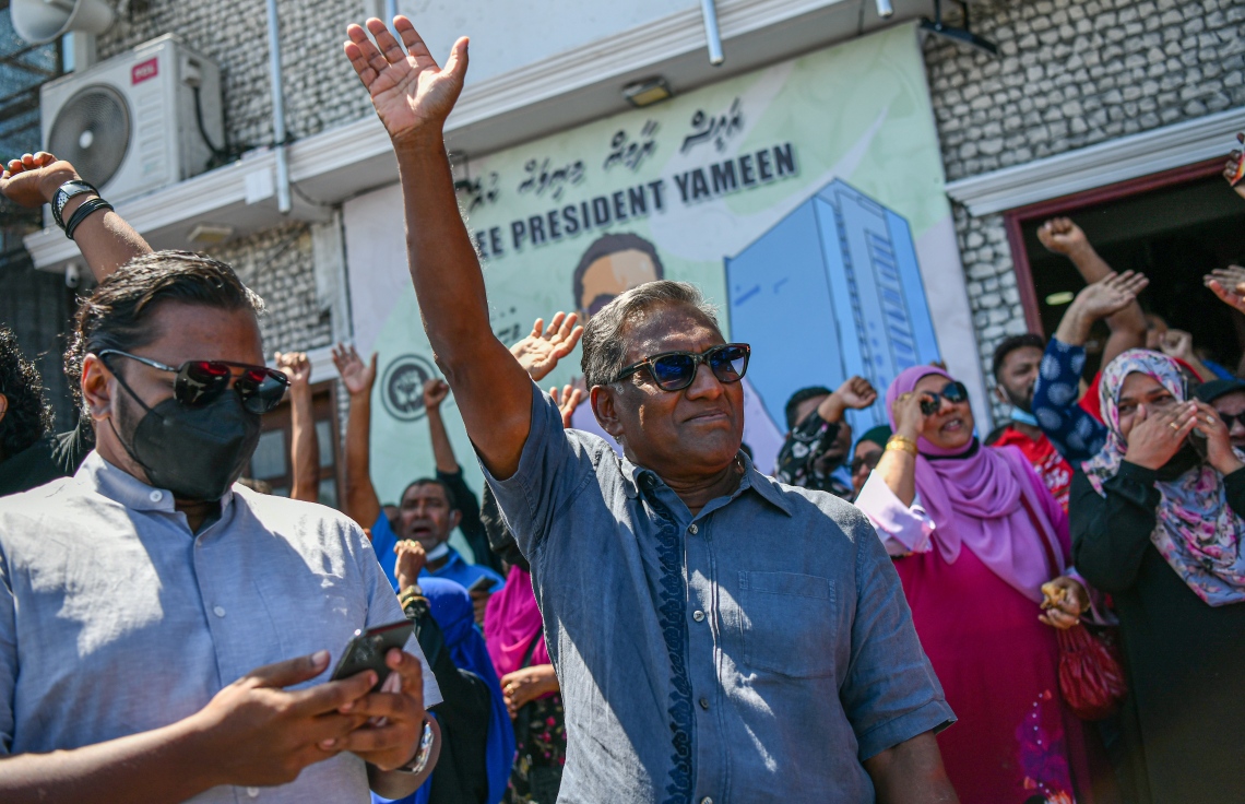 ނޮވެމްބަރު 30، 2021- ކުރީގެ ރައީސް ޔާމީނަށް ކްރިމިނަލް ކޯޓުން ކުރި ހުކުމް ސުޕްރީމް ކޯޓުން މިއަދު ބާތިލުކުރުމާއެކު، ކުރީގެ ރައީސް އަދި ޕީޕީއެމްގެ އެޑްވައިޒަރު މުހައްމަދު ވަހީދު އެ ޕާޓީގެ އޮފީހުގެ ބޭރަށް ނުކުމެވަޑައިގެން ޔާމީންގެ ކާމިޔާބީ ފާހަގަކުރައްވަނީ.---ފޮޓޯ: ފަޔާޒު މޫސާ/ މިހާރު