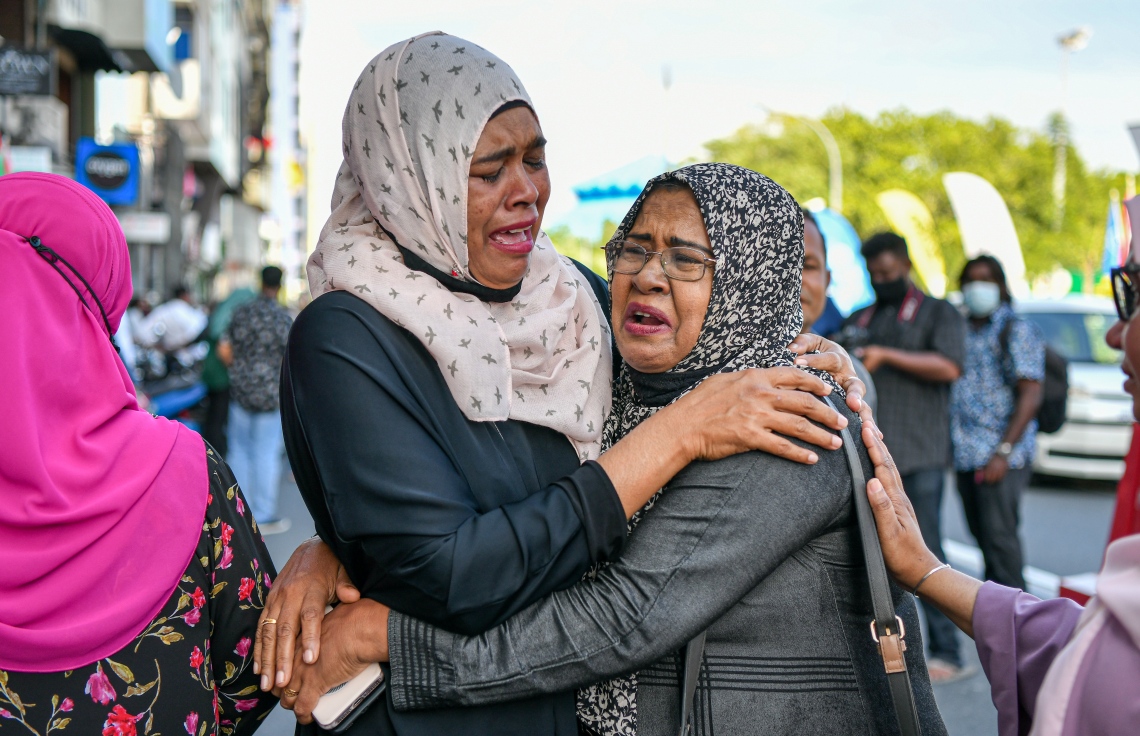 ނޮވެމްބަރު 30، 2021- ކުރީގެ ރައީސް ޔާމީނަށް ކްރިމިނަލް ކޯޓުން ކުރި ހުކުމް ސުޕްރީމް ކޯޓުން މިއަދު ބާތިލުކުރުމާއެކު، އެ މަނިކުފާނުގެ ސަޕޯޓަރުން ޕީޕީއެމްގެ އޮފީހުގެ ބޭރަށް ޖަމާވެ އުފަލުން ރޮނީ: ޔާމީނާ ހެދި މަރުދޭ ސަޕޯޓަރުން ބުނީ މިއީ މިދިޔަ ހުރިހާ ދުވަހު އެ މީހުން ކުރި ދިގު އިންތިޒާރެއްގެ ނިމުން ކަމަށް.---ފޮޓޯ: ފަޔާޒު މޫސާ/ މިހާރު