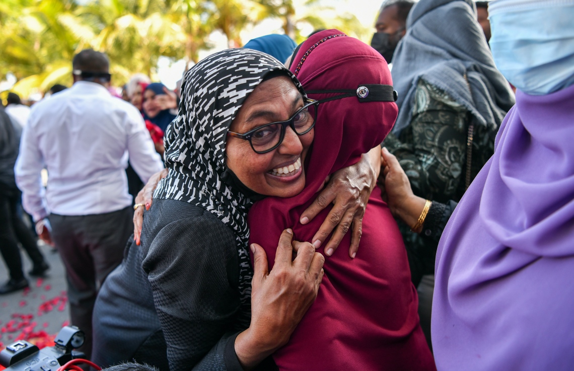 ނޮވެމްބަރު 30، 2021- ކުރީގެ ރައީސް ޔާމީނަށް ކްރިމިނަލް ކޯޓުން ކުރި ހުކުމް ސުޕްރީމް ކޯޓުން މިއަދު ބާތިލުކުރުމާއެކު، އެ މަނިކުފާނުގެ ސަޕޯޓަރުން ޕީޕީއެމްގެ އޮފީސް ކައިރިއަށް ޖަމާވެ، އުފާފާޅުކޮށް އެއް ބަޔަކު އަނެއް ބަޔަކާ ބައްދާލައި މަރުހަބާ ކިޔަނީ: ޔާމީނާ ހެދި މަރުދޭ ސަޕޯޓަރުން ބުނީ މިއީ މިދިޔަ ހުރިހާ ދުވަހު އެ މީހުން ކުރި ދިގު އިންތިޒާރެއްގެ ނިމުން ކަމަށް.---ފޮޓޯ: ފަޔާޒު މޫސާ/ މިހާރު