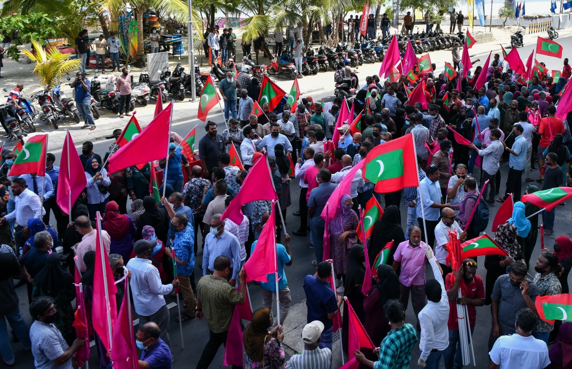 ނޮވެމްބަރު 30، 2021- ކުރީގެ ރައީސް ޔާމީނަށް ކްރިމިނަލް ކޯޓުން ކުރި ހުކުމް ސުޕްރީމް ކޯޓުން މިއަދު ބާތިލުކުރުމާއެކު، އެ މަނިކުފާނުގެ ސަޕޯޓަރުން ޕީޕީއެމްގެ އޮފީސް ކައިރިއަށް ޖަމާވެ، އެކަން ފާހަގަކުރަނީ.---ފޮޓޯ: ފަޔާޒު މޫސާ/ މިހާރު
