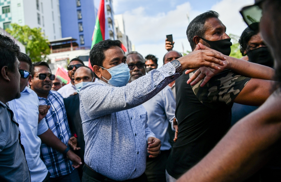 ނޮވެމްބަރު 30، 2021- ކުރީގެ ރައީސް ޔާމީނަށް ކްރިމިނަލް ކޯޓުން ކުރި ހުކުމް ސުޕްރީމް ކޯޓުން މިއަދު ބާތިލުކުރުމުން، އެ މަނިކުފާނު ގެކޮޅަށް ވަޑައިގަންނަވާނެ އިރެއްގެ އިންތިޒާރުގައި އެއްވެ ތިބި ސަޕޯޓަރުންނާ ސަލާމް ކުރައްވަނީ: ޔާމީންގެ މި ކާމިޔާބީއަކީ އެ މީހުން ދެކޭގޮތުގައި މުޅި ގައުމަށް ލިބުނު ތާރީހީ ނަސްރެއް.---ފޮޓޯ: ފަޔާޒު މޫސާ/ މިހާރު