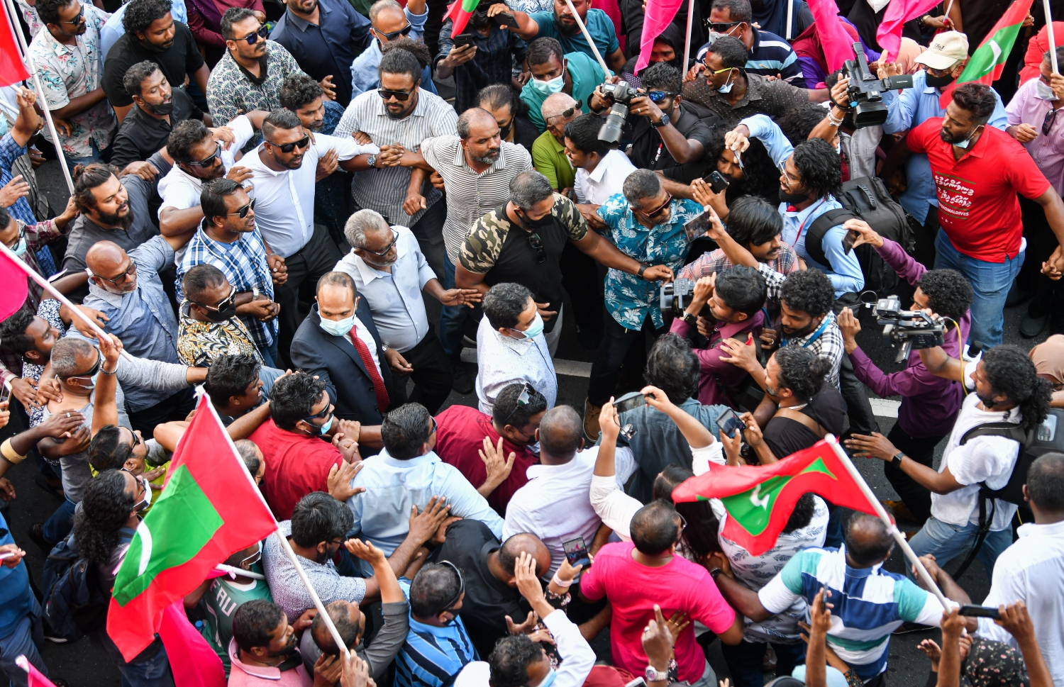 ރައީސް ޔާމީން ސަޕޯޓަރުންނާ އެކު: ޕާޓީތެރޭގައި ބައިބައިވުން އޮތް ކަމަށް އަޑުފަތުރަނީ ވާދަވެރިން ކަމަށް އަދުރޭ ވިދާޅުވި. -- ފޮޓޯ: ފަޔާޒު މޫސާ / މިހާރު